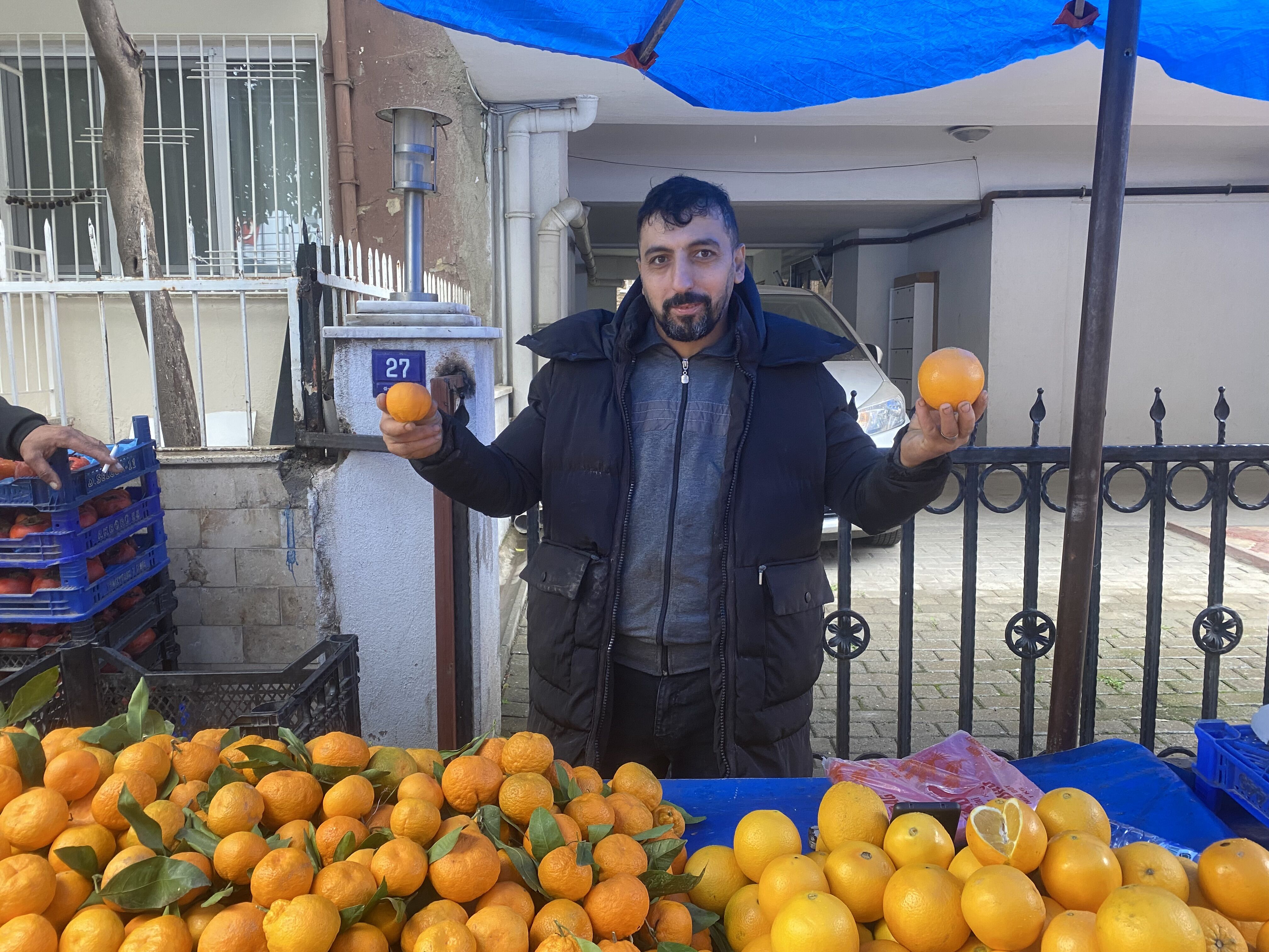 Efeler’deki semt pazarında mandalina ve portakal fiyatları düştü