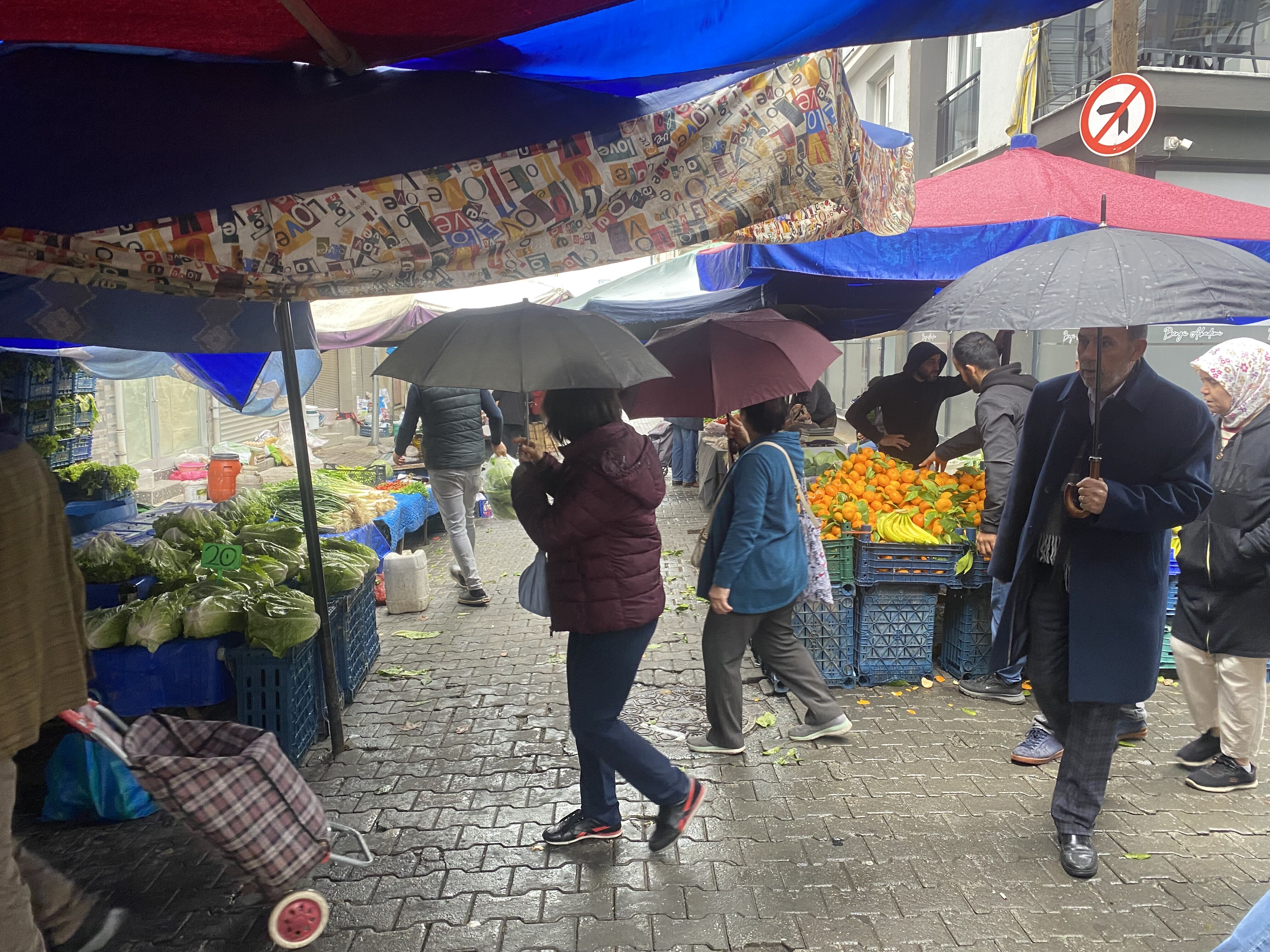 Aydın'da yağan yağmur semt pazarının görüntüsünü değiştirdi