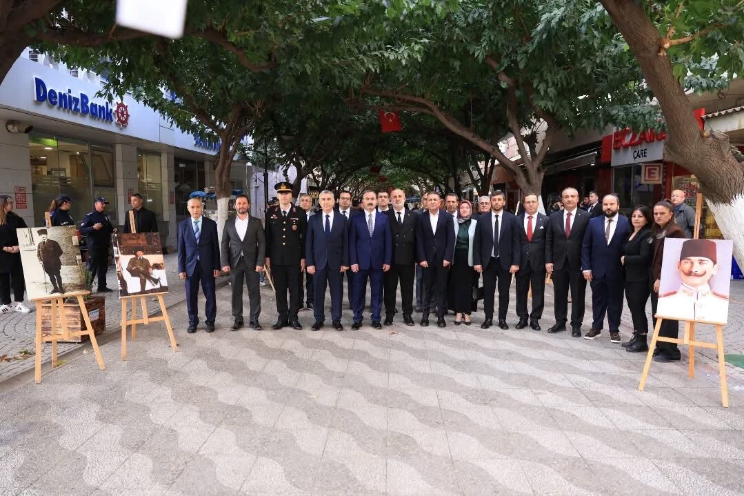 İncirliova sokakları Atatürk fotoğraflarıyla donatıldı