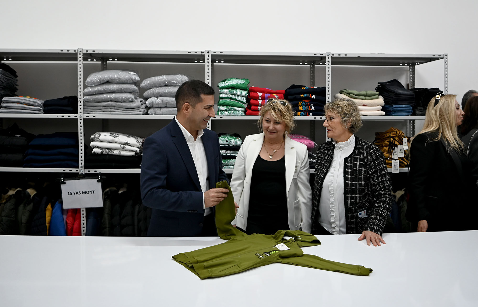 Kusadasinda Cocuklarin Yuzu Ada Kiyafet Evi Ile Gulecek Baskan Omer Gunel Ozgun Bir Projeyi Yasama Gecirdik 616732 078D568D4D4C40F3A876576F67977749