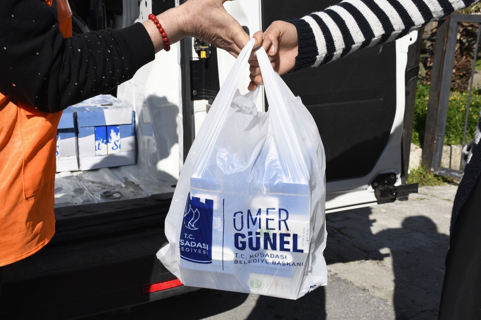 Kuşadası’nda süt dağıtımı sürüyor