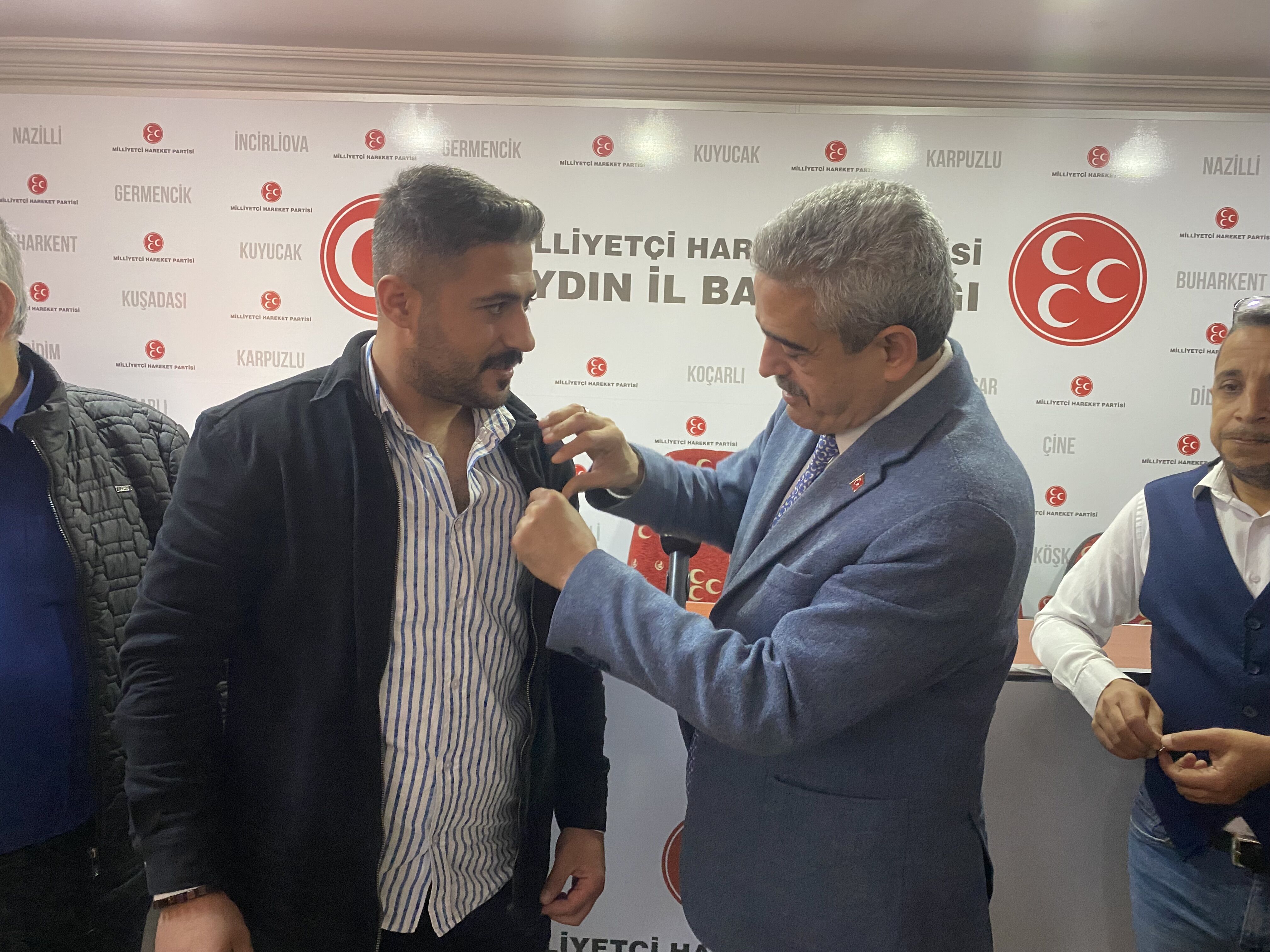 MHP Aydın teşkilatı büyüyor: Başkan Alıcık, yeni üyelere rozetlerini takdim etti 