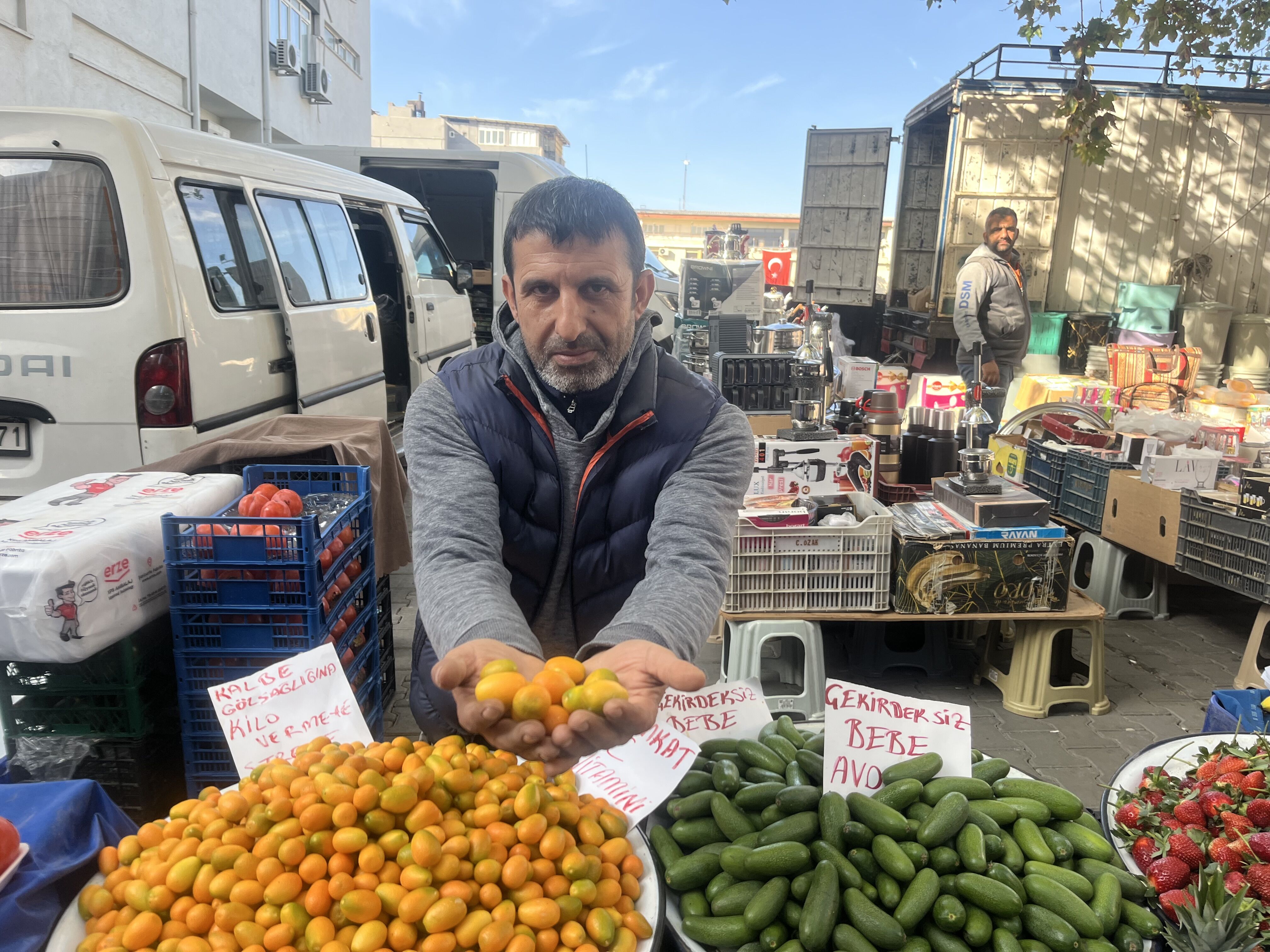 Salı pazarında tropik meyve rüzgarı