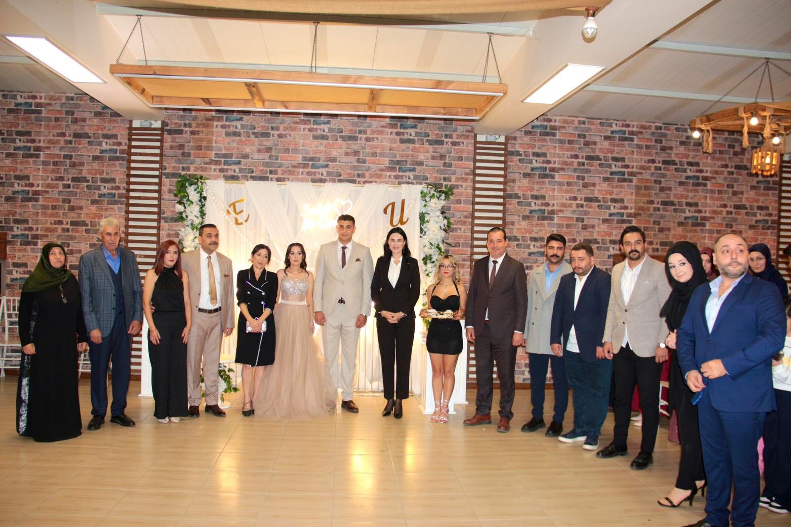 Sarıbaş genç çiftin yanında oldu: Nişan kurdelesini kesti