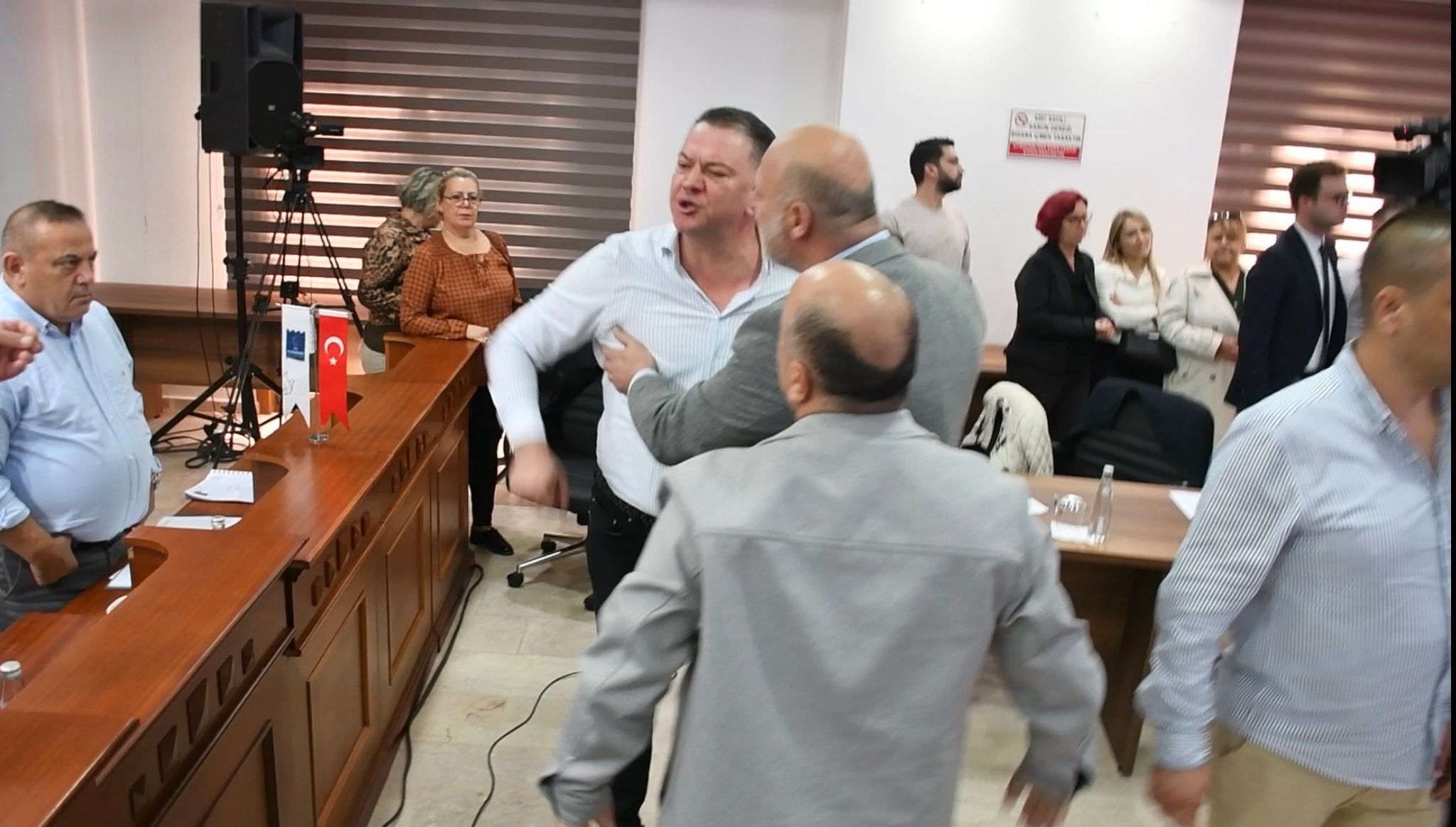 Başkan Günel Kuşadası’nda provokasyona geçit vermedi: “Burası halkın meclisidir!”