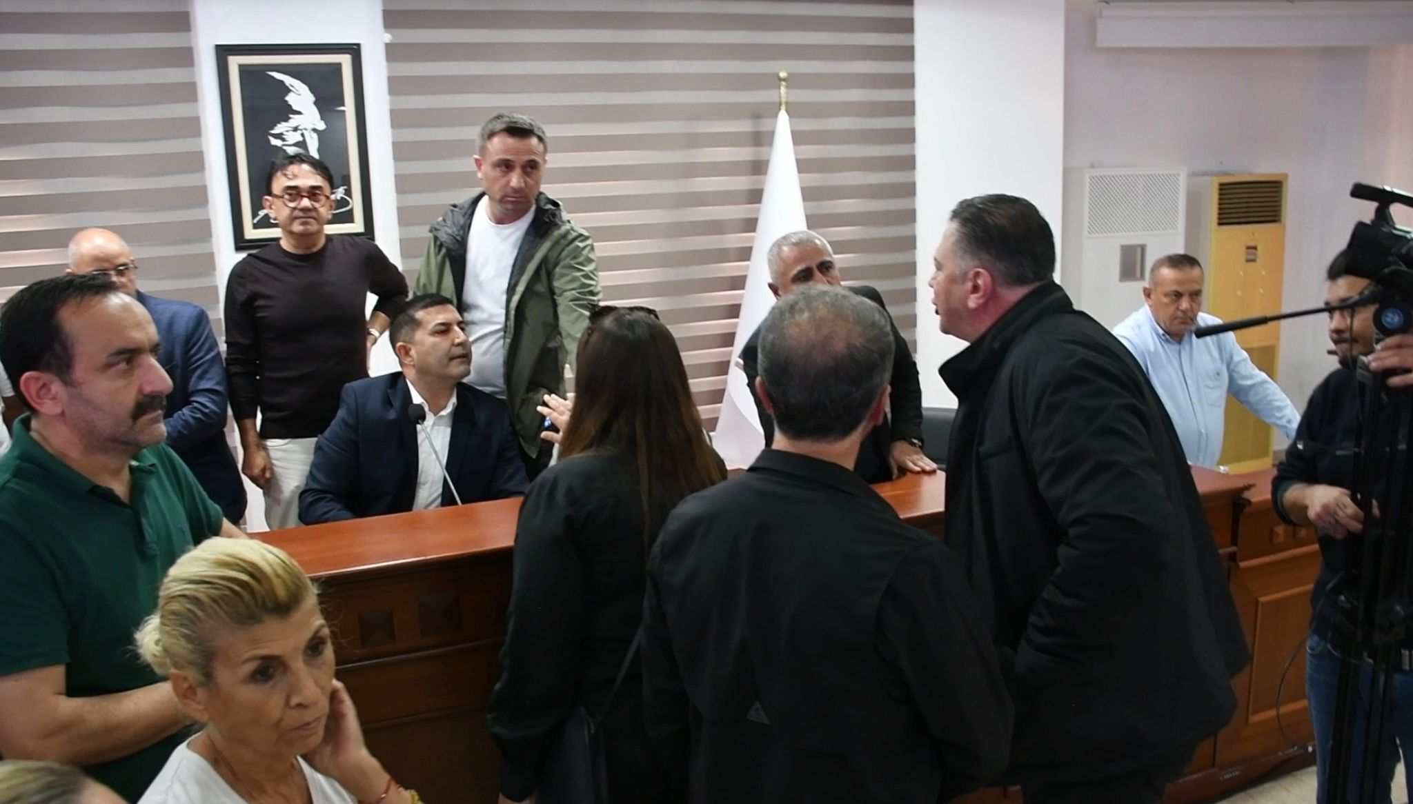 Başkan Günel Kuşadası’nda provokasyona geçit vermedi: “Burası halkın meclisidir!”