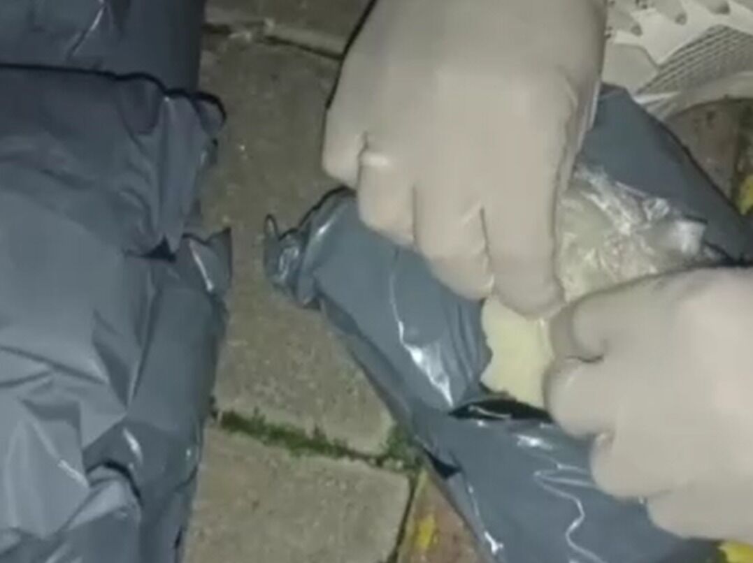 Emekli polisin aracından çıkana bak! Yakalayan meslektaşları 'yazıklar olsun' dedi
