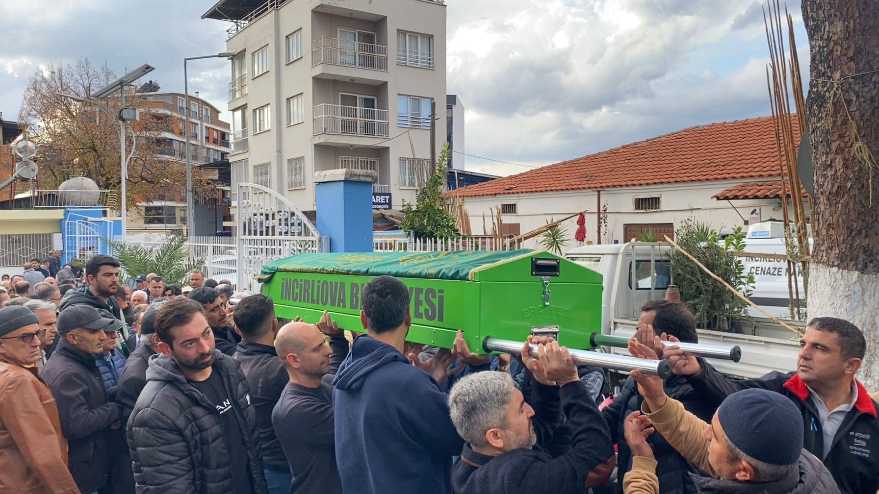 AK Parti İncirliova’nın acı günü: Vatandaşlardan cenazeye yoğun katılım