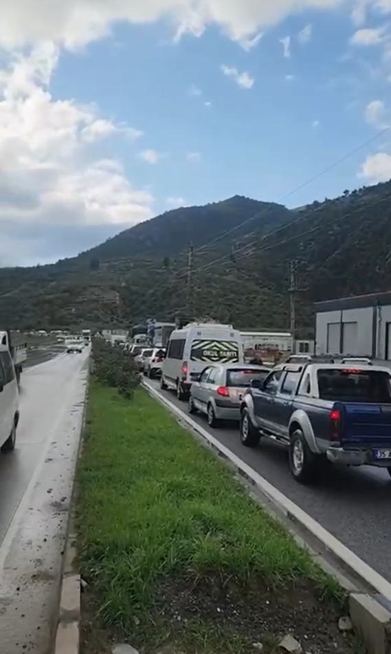 Söke-Aydın karayolunda taşkın! Araçlar tek şeritten ilerliyor