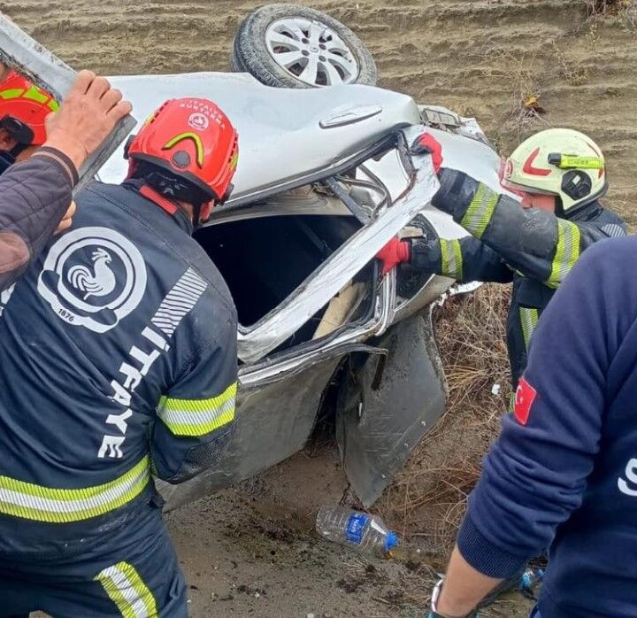 Otomobil taklalar atarak yoldan çıktı: 2 kişi yaralandı