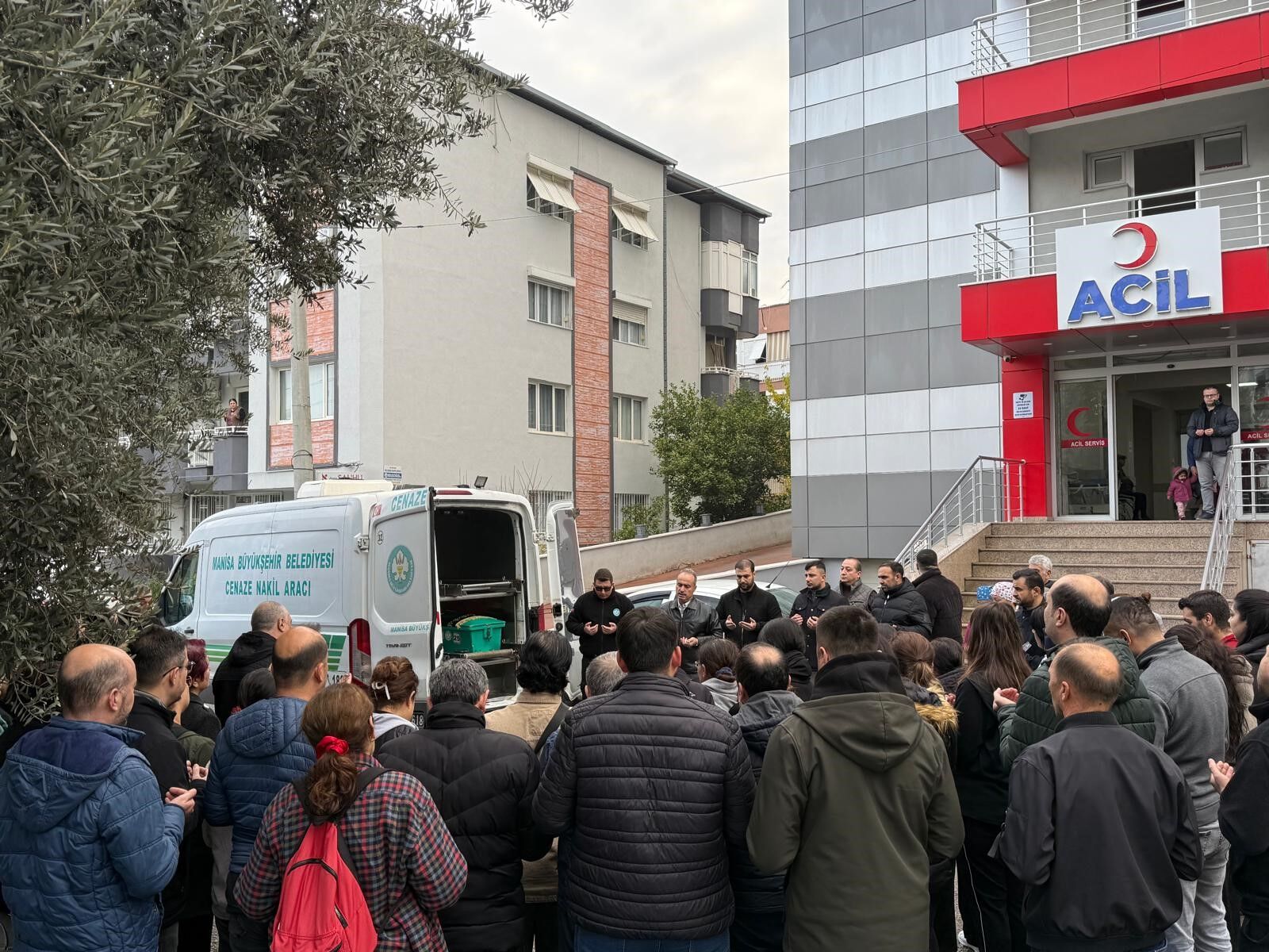 Ameliyat yaparken kalp krizi geçiren doktor kurtarılamadı