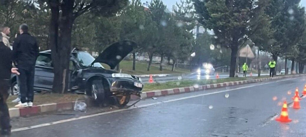Kontrolden çıkan otomobil refüje çarptı! İtfaiye ekipleri seferber oldu