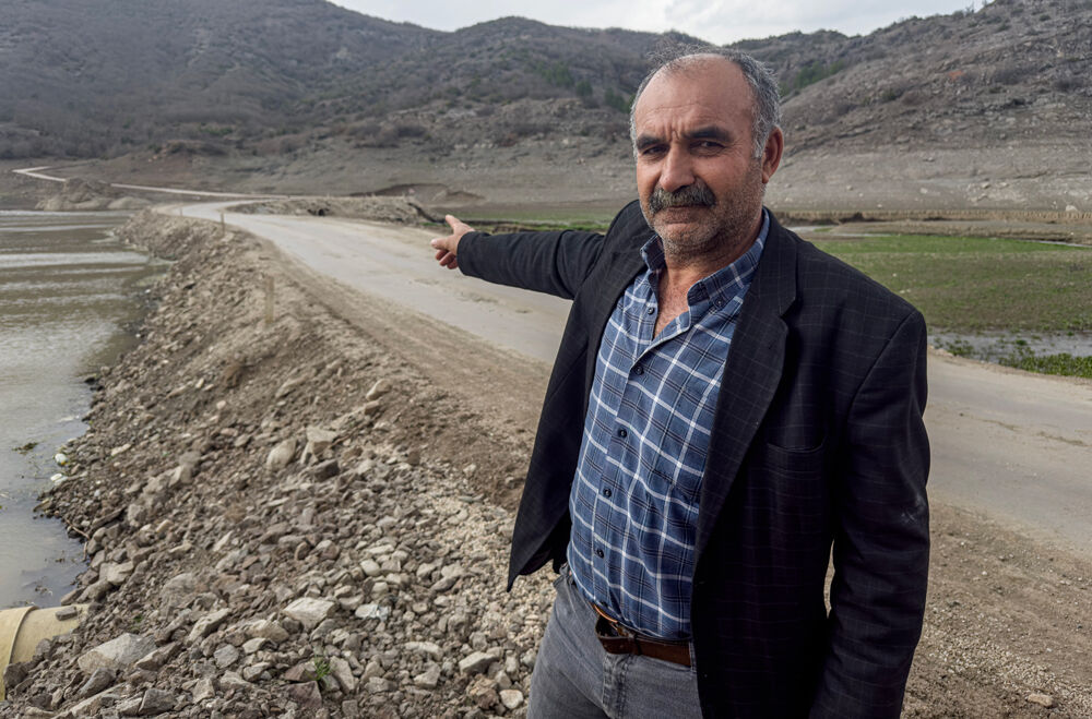 Almus Barajı'nda su azalınca civar köylerdeki vatandaşlar rahatlıyor