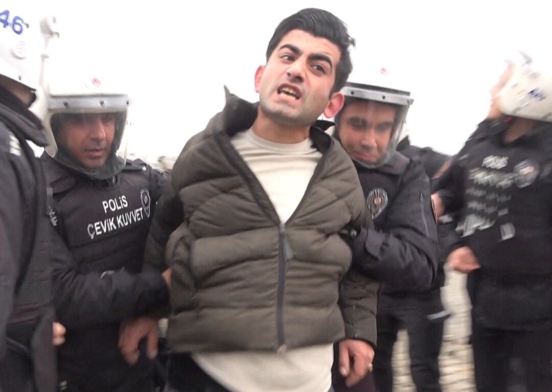 Emniyet personellerinin taşlı sopalı tatbikatı gerçeğini aratmadı