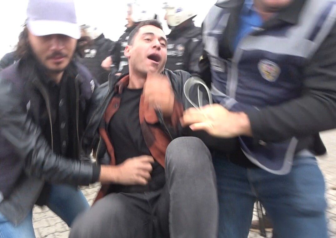Emniyet personellerinin taşlı sopalı tatbikatı gerçeğini aratmadı