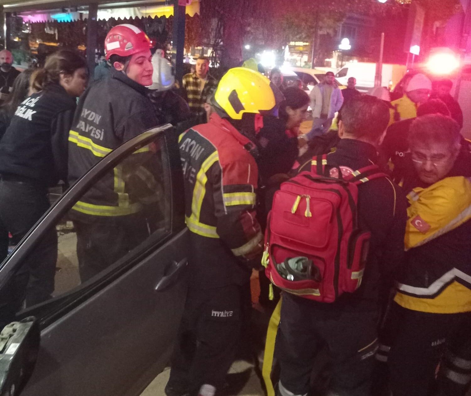 Aydın'da kontrolden çıkan otomobil banka şubesine aldı: 2 yaralı