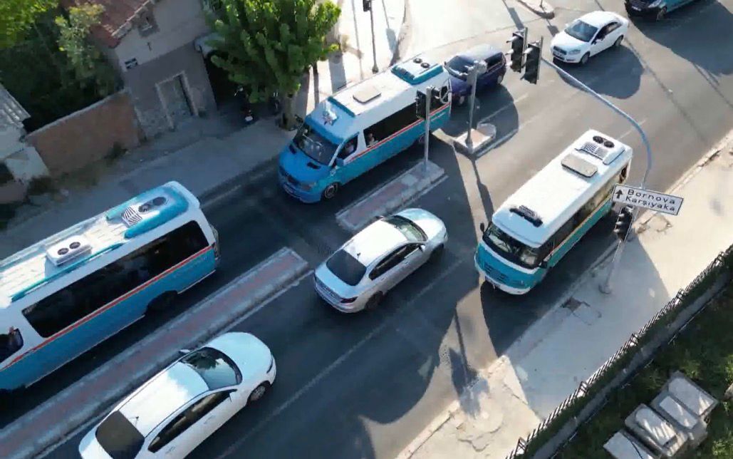 Trafikte pes dedirten görüntü! Dolmuş şoförü 200 metre ters yönde gitti