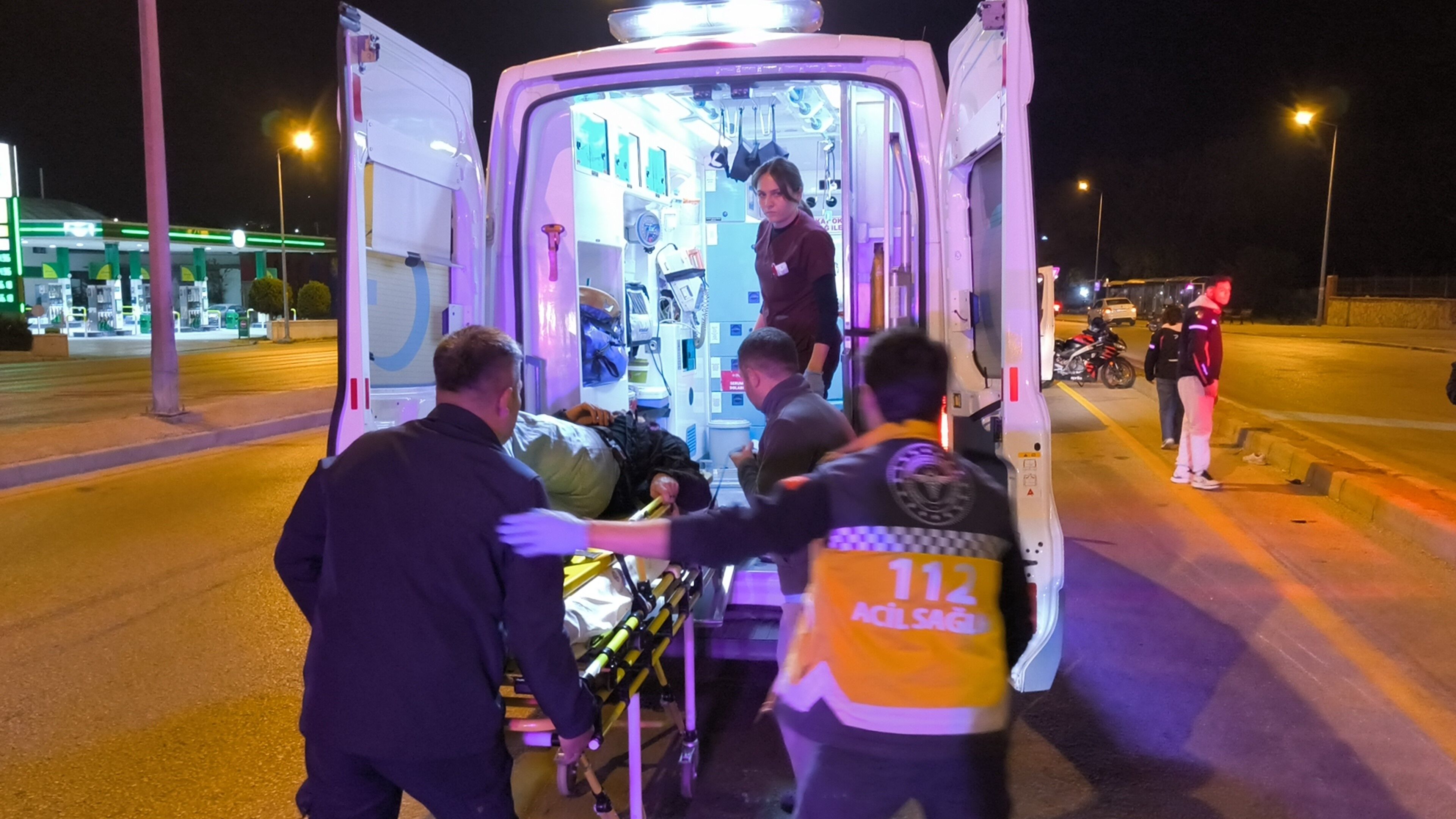 Motosiklet sürücüsü direksiyon hakimiyetini kaybetti: Kazada 2 kişi yaralandı