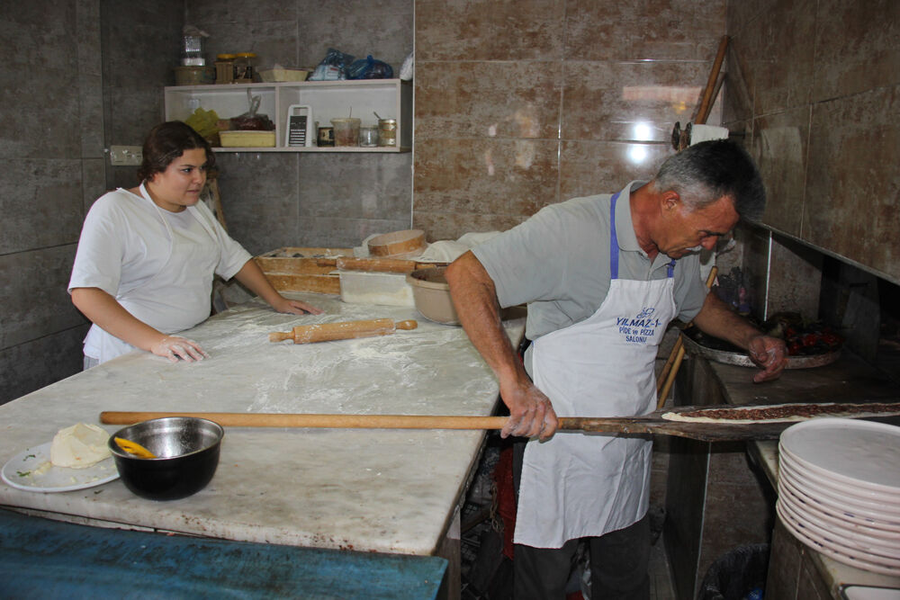 Aydın’da yarım asırlık emek: Pide tezgahında usta yetiştirmeye devam ediyor