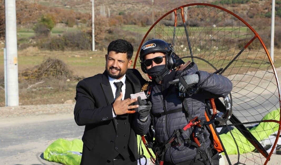Düğün konvoyuna havadan müdahale: Gelin ve damat için ilginç düğün sürprizi