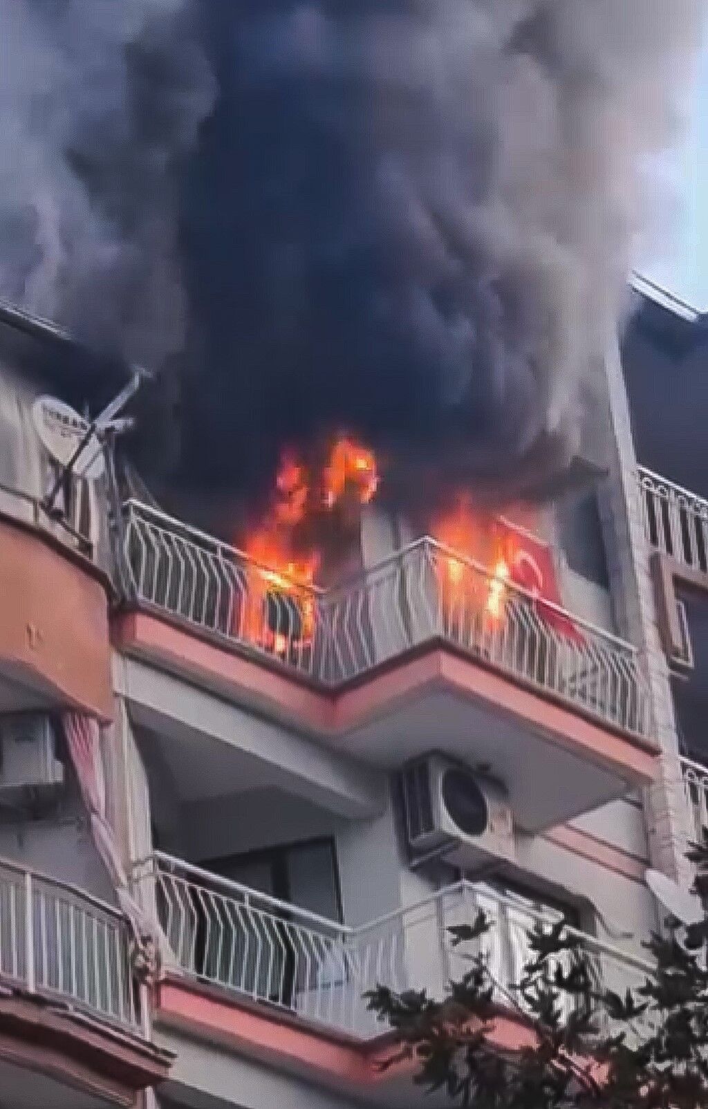 Apartmanın son katı cehenneme döndü! Sabah saatlerinde korku dolu anlar