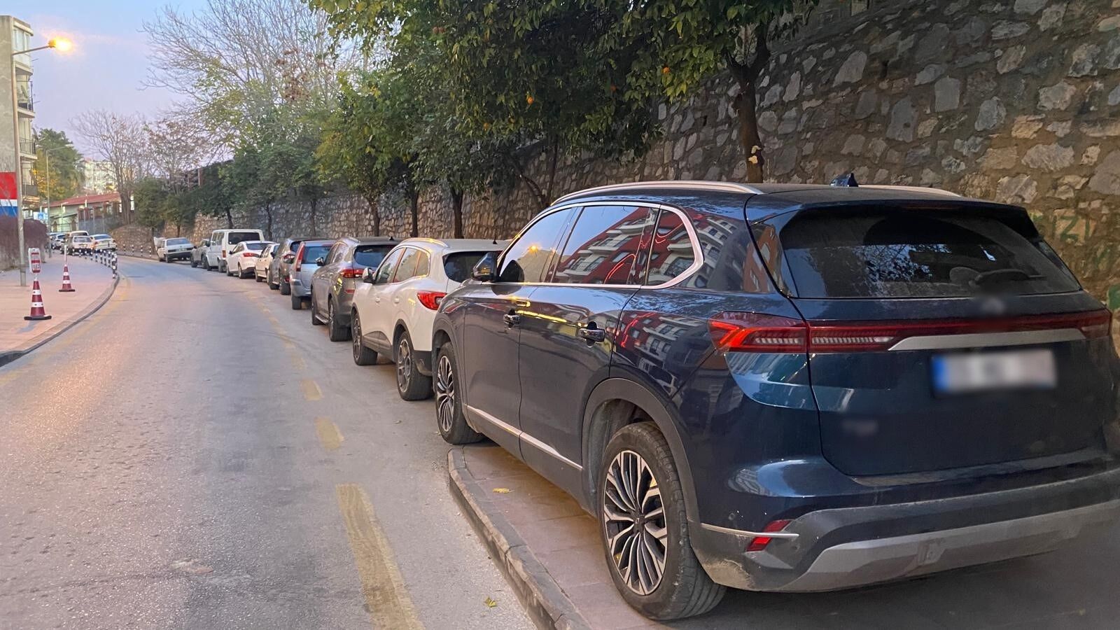 Kaldırımlar otoparka dönüştü