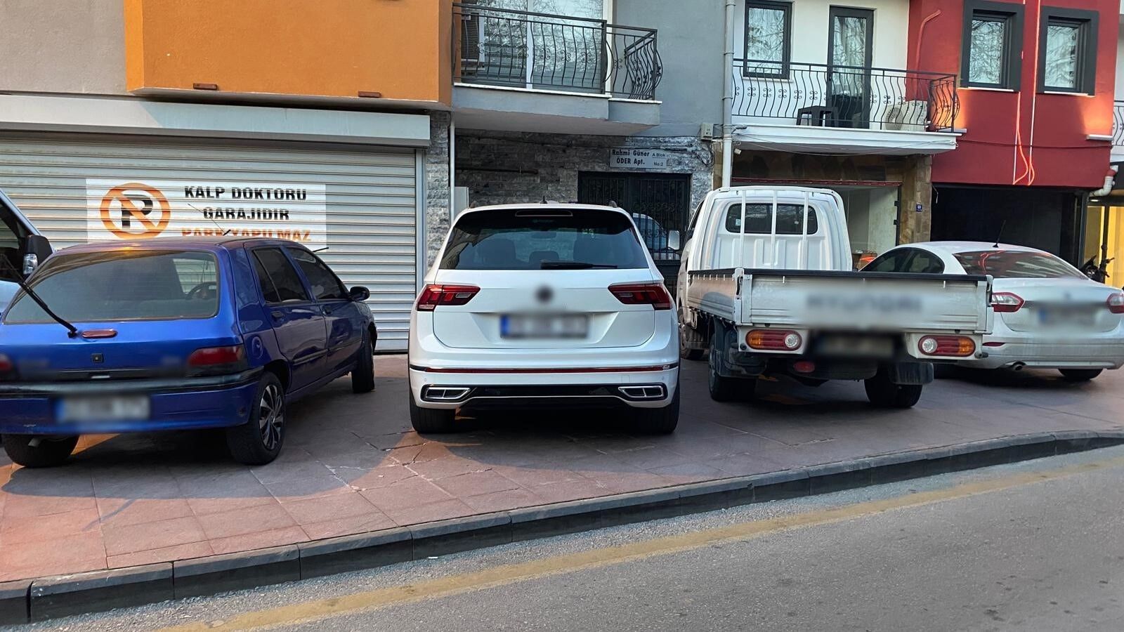 Kaldırımlar otoparka dönüştü