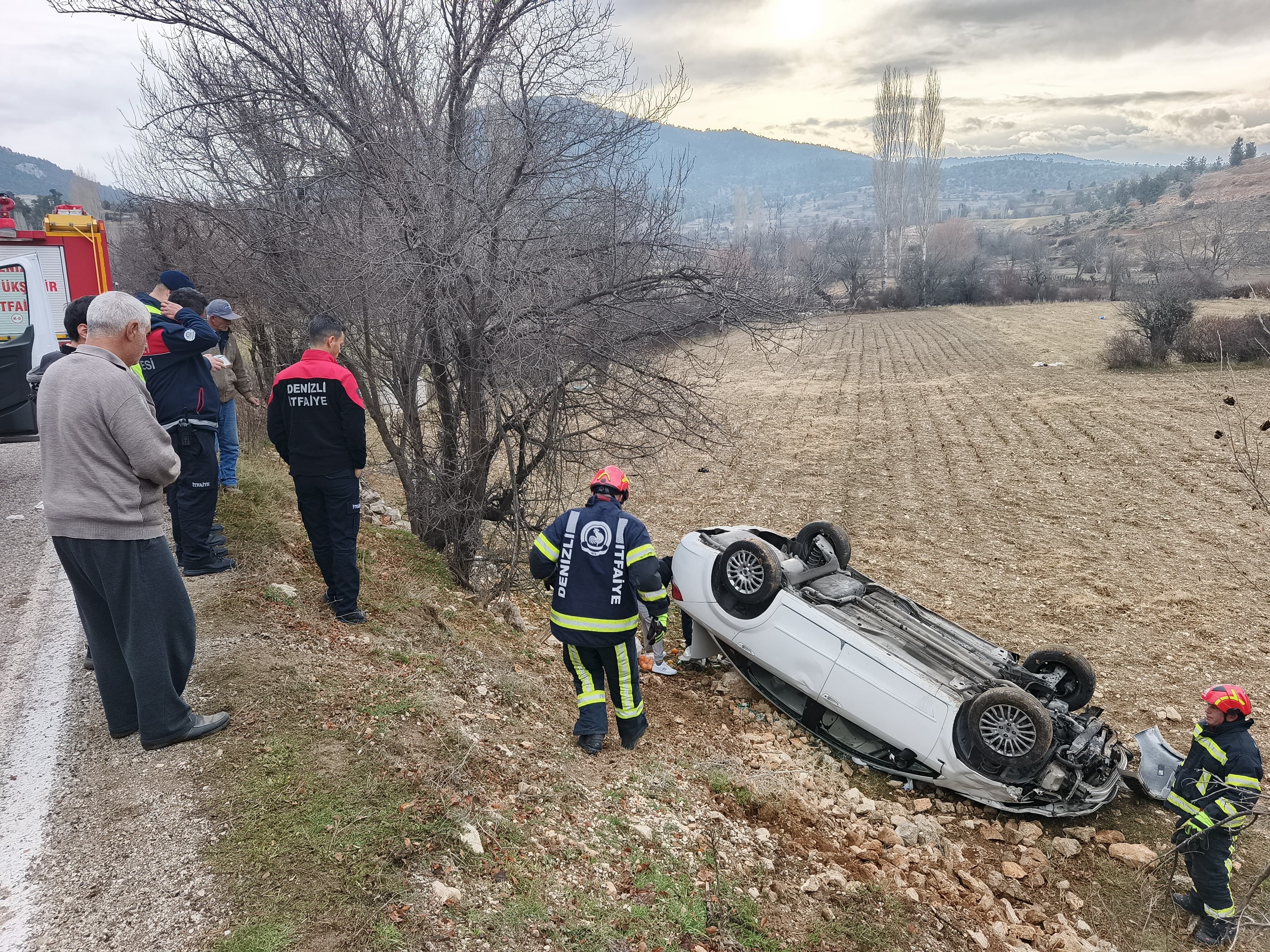 Yağış nedeniyle kontrolden çıkan otomobil tarlaya uçtu: 2 kişi yaralandı