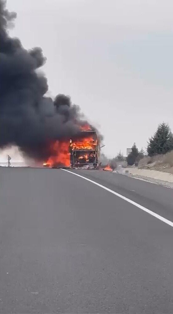 Yolcu otobüsünde korkutan yangın! 25 yolcu alevlerin arasında kaldı