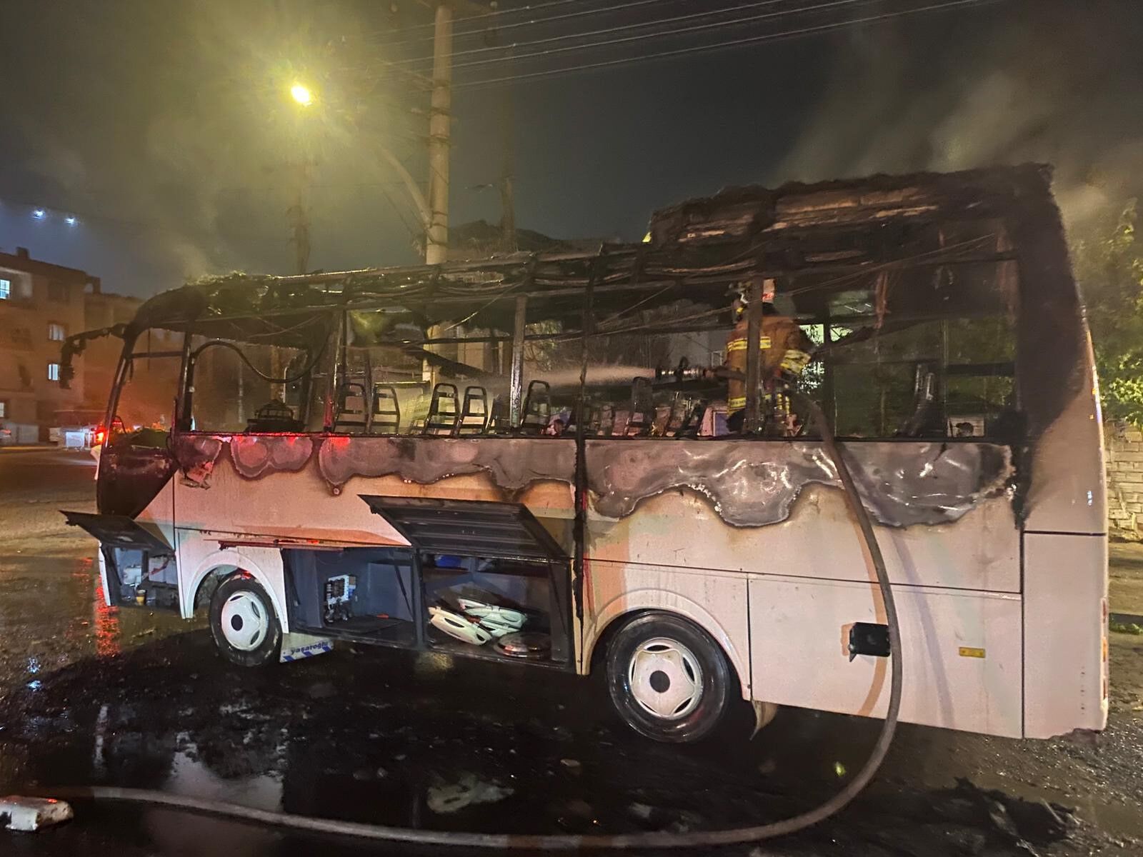 İşçi servisi alevlere teslim oldu