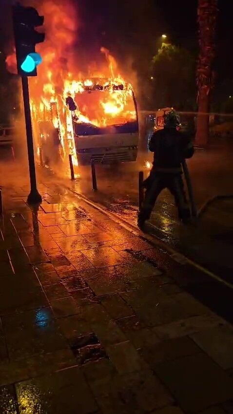 Dumanı fark etti, hayat kurtardı! İşçi servisi alev topuna döndü