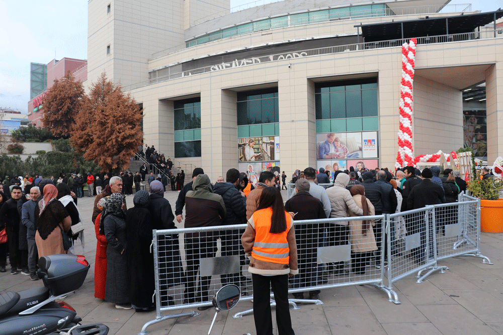 Mağaza açılışında bir kilometreyi aşan kuyruk yok artık dedirtti
