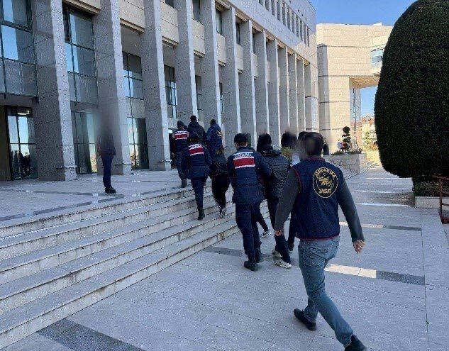 Kasa fareleri kıskıvrak yakalanarak gözaltına alındı