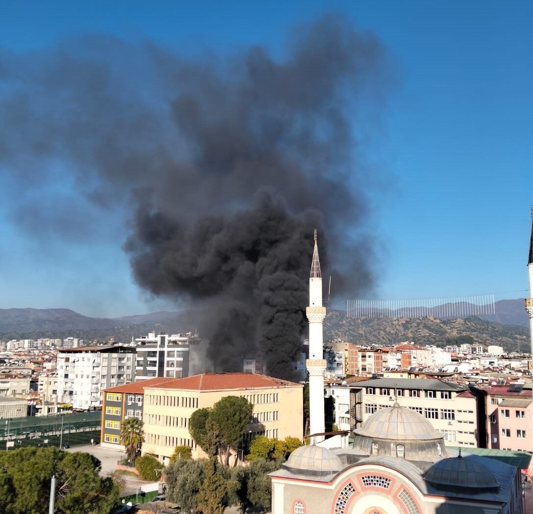 Aydın’daki kütüphane binasında yangın! İtfaiye ekiplerinin çalışmaları sürüyor