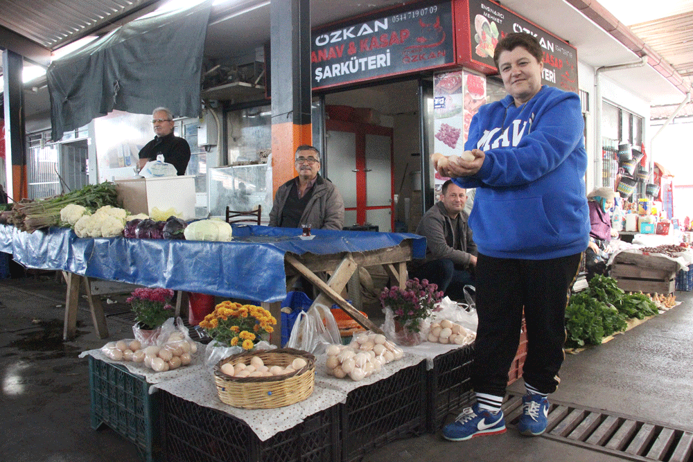 Eşini kaybettikten sonra pazarda hayata tutundu