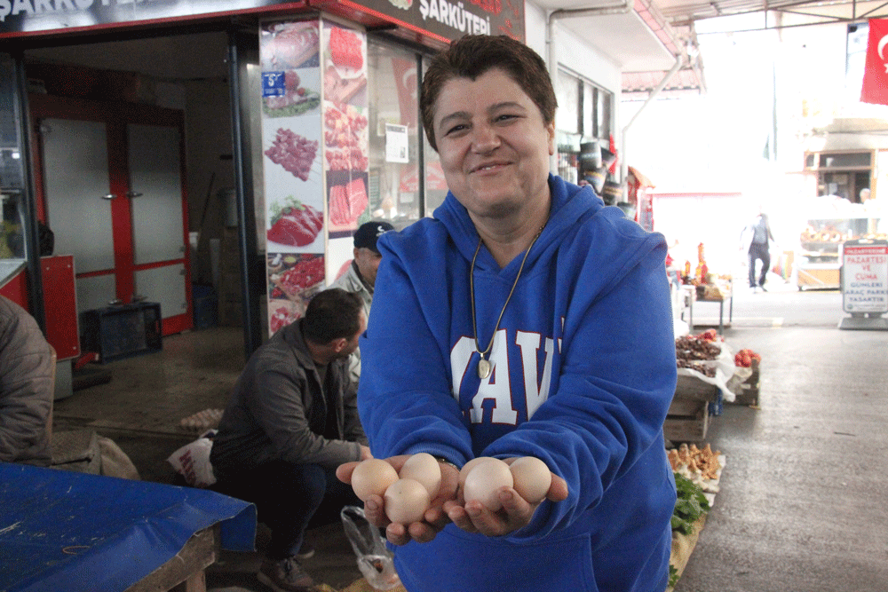 Eşini kaybettikten sonra pazarda hayata tutundu