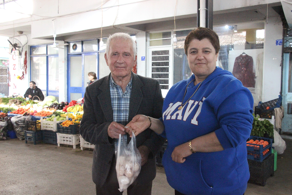 Eşini kaybettikten sonra pazarda hayata tutundu