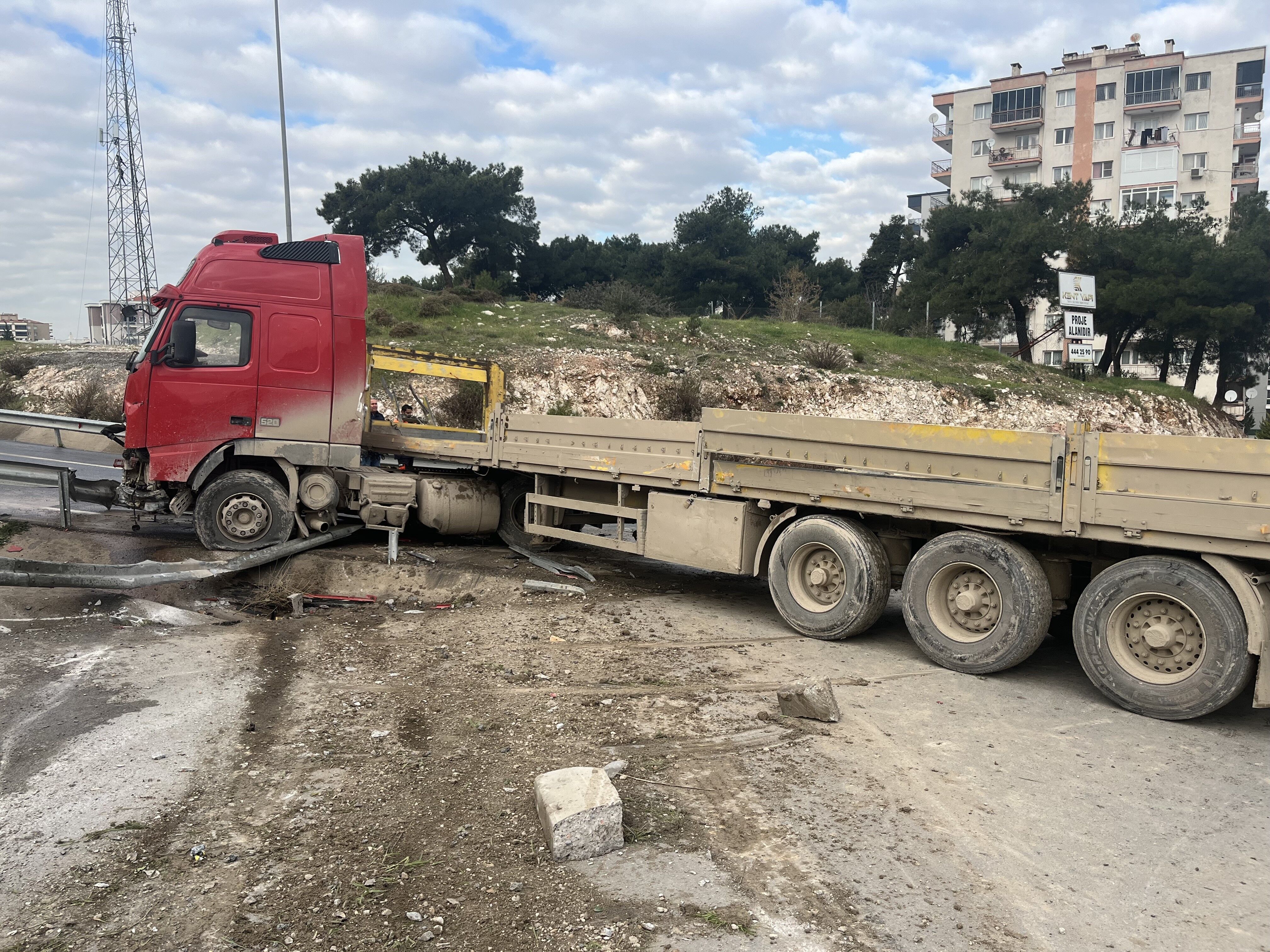 Direksiyon hakimiyetini kaybeden TIR sürücüsü karşı şeride geçti