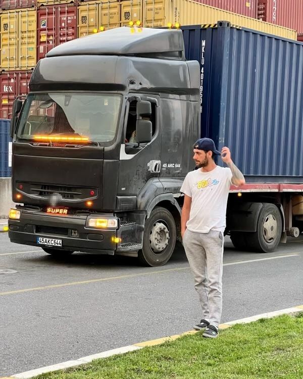 Aydın'da tren yoluna uçan tırın sürücüsü hayatını kaybetti