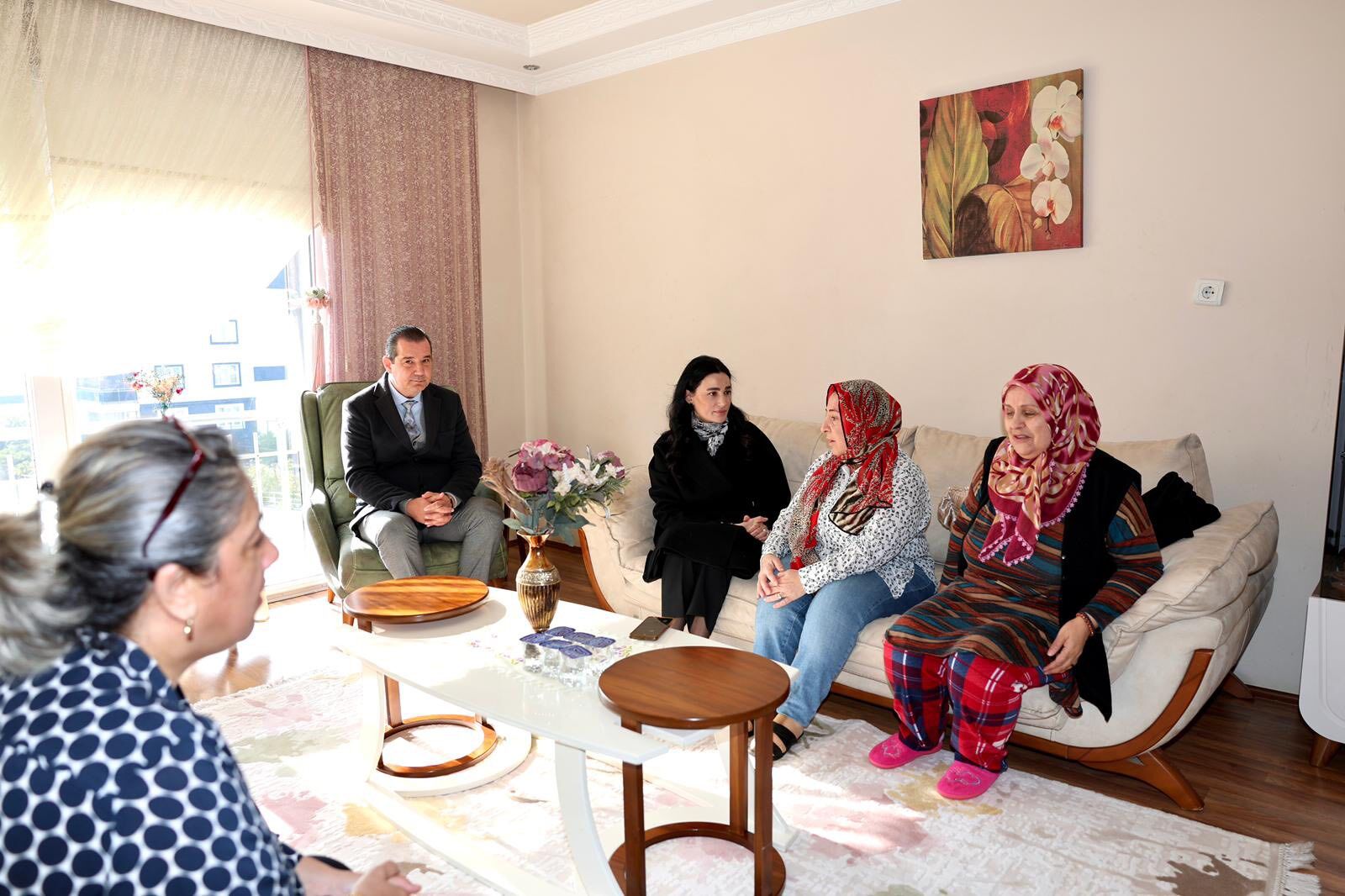 Ak Parti Aydin Milletvekili Saribastan Efeler Cikarmasi Ziyaret Icin Mahalle Mahalle Gezdi 625308 825E84F3F39A116F8C135B78749F3Ea0