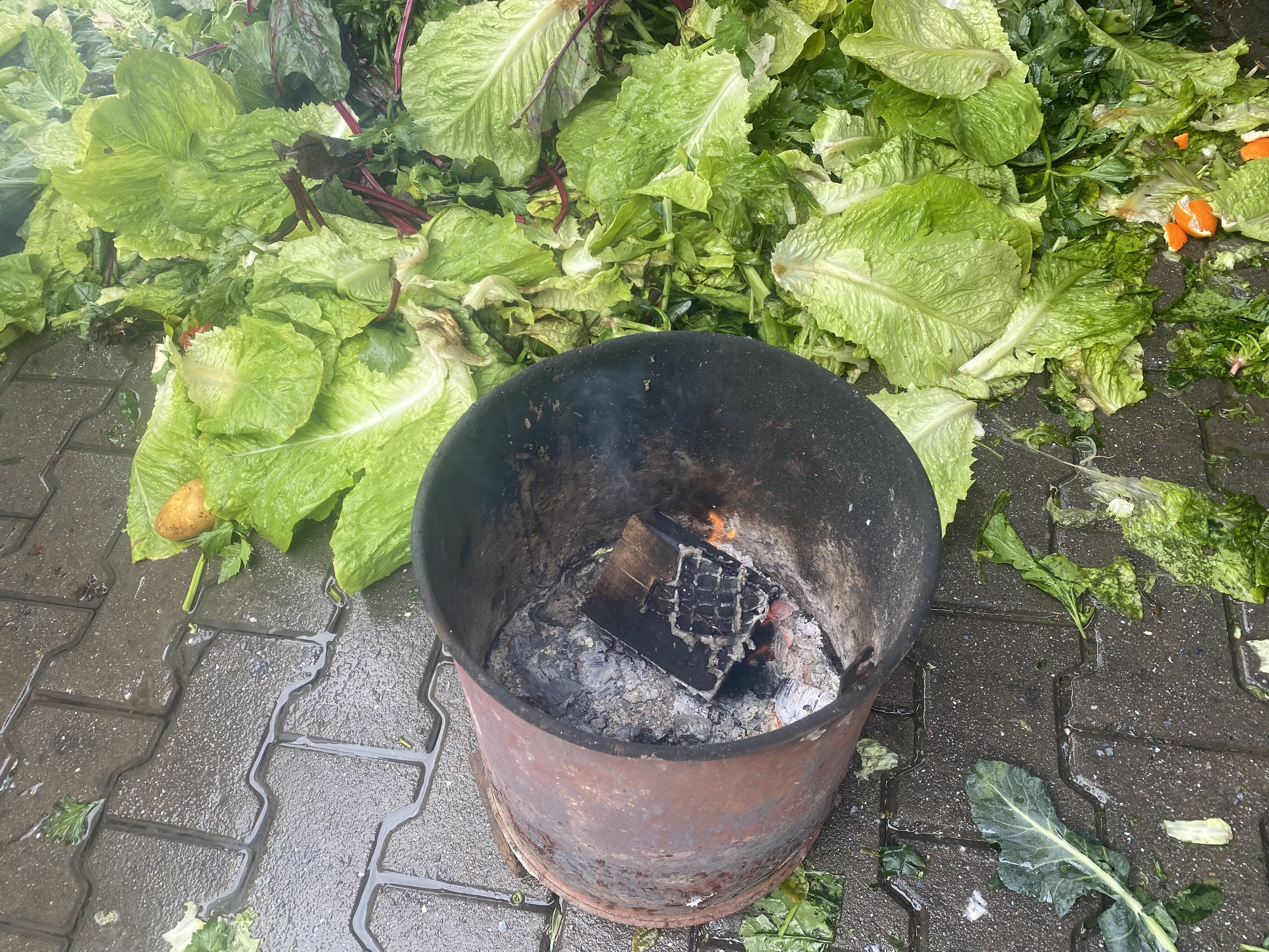 Aydin Semt Pazarinda Soguklara Ilginc Cozum Usuyen Esnaf Tezgahlarin Arkasinda Ates Yakti Usuyunce Mecburen Ates Yaktim 619763 7564F39C4D50Fe19De03C261F5D47A13