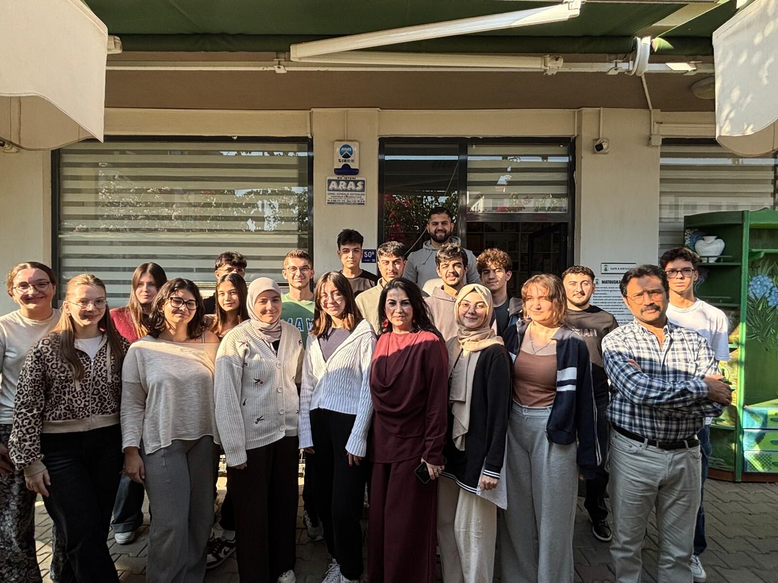 Aydinda Bir Ogretmenin Ilham Veren Yolculugu Haksizliga Boyun Egmedi Kendi Kitap Kafesini Acti Ogrencilerin Hayatini Degistiren Egitim Sistemi 620826 C74922C87Fd18Db37A288Be03Eb88Ce5