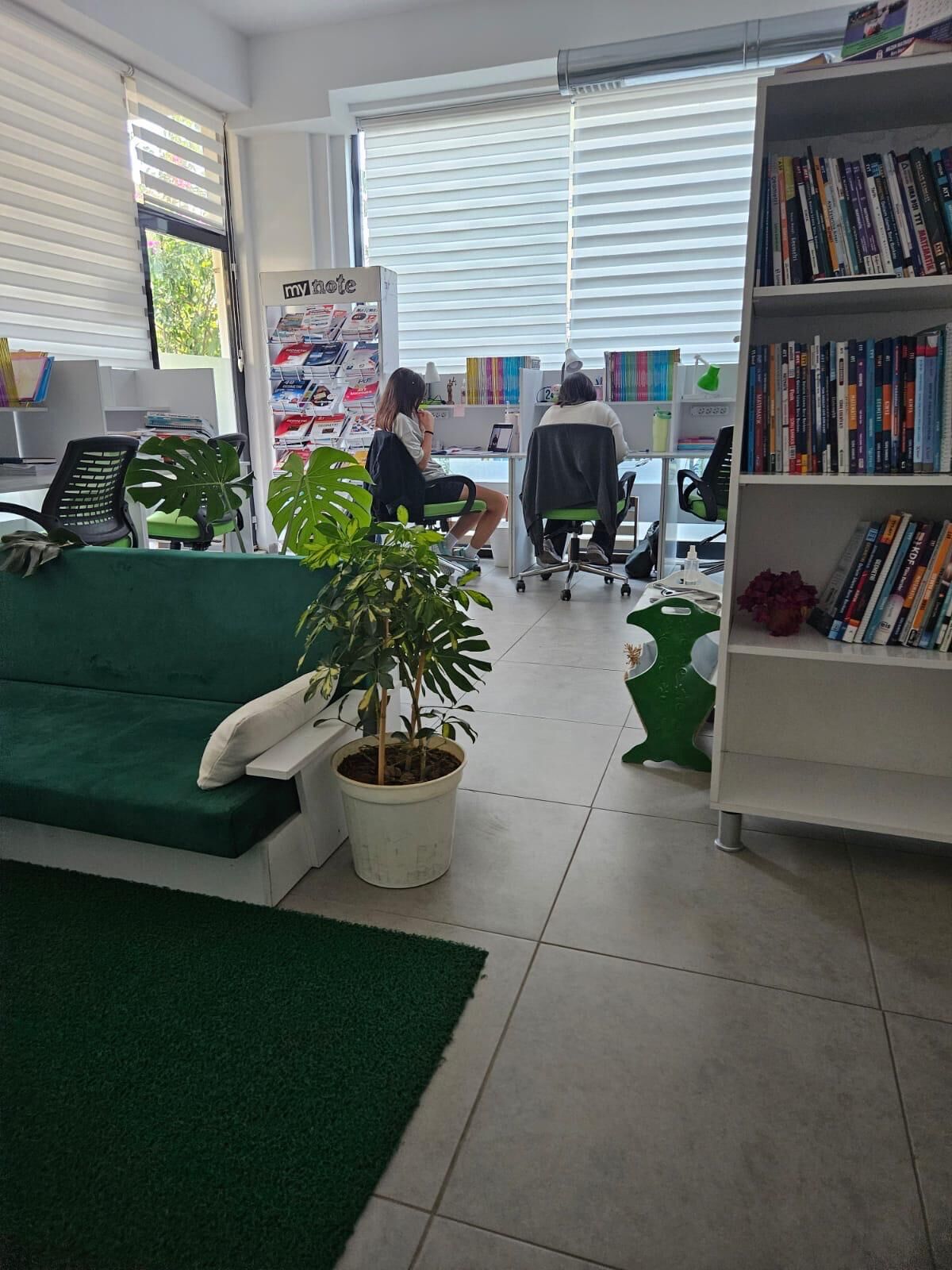 Aydinda Bir Ogretmenin Ilham Veren Yolculugu Haksizliga Boyun Egmedi Kendi Kitap Kafesini Acti Ogrencilerin Hayatini Degistiren Egitim Sistemi 620826 D50B61C98F7D56E1B58F98B8E3F8F8D2