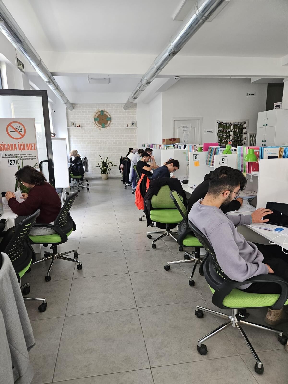Aydinda Bir Ogretmenin Ilham Veren Yolculugu Haksizliga Boyun Egmedi Kendi Kitap Kafesini Acti Ogrencilerin Hayatini Degistiren Egitim Sistemi 620826 F5338832246115F8554056D2685C58D0