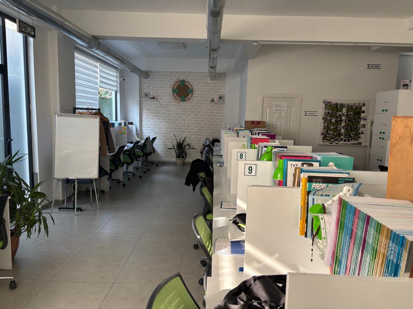 Aydinda Bir Ogretmenin Ilham Veren Yolculugu Haksizliga Boyun Egmedi Kendi Kitap Kafesini Acti Ogrencilerin Hayatini Degistiren Egitim Sistemi 620826 Fd2D90Ea5Ee6390267E219C8E60996A1