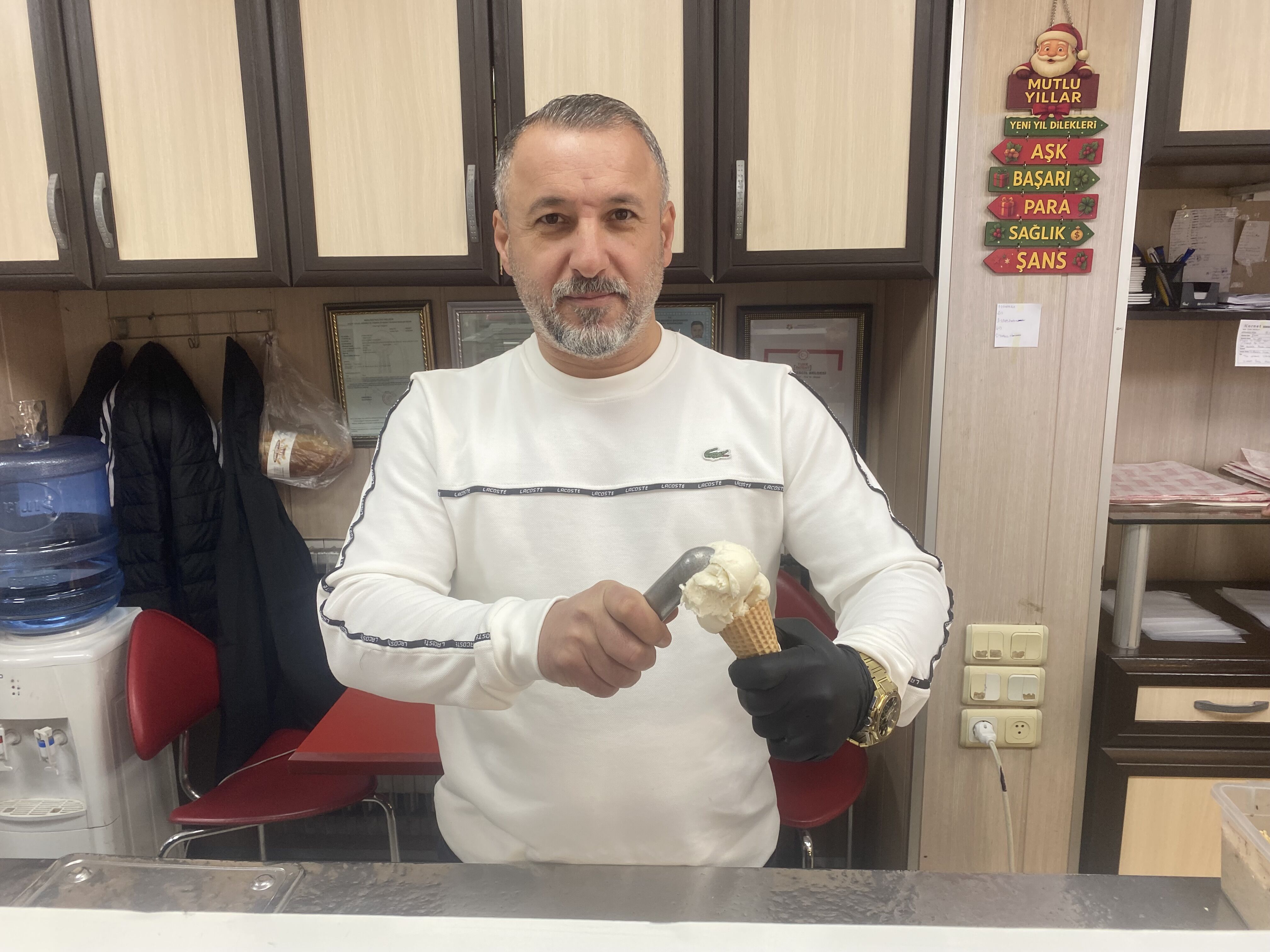 Aydın’da dondurmaya rağbet düştü: Soğuk havalar tatlı satışlarına yaradı