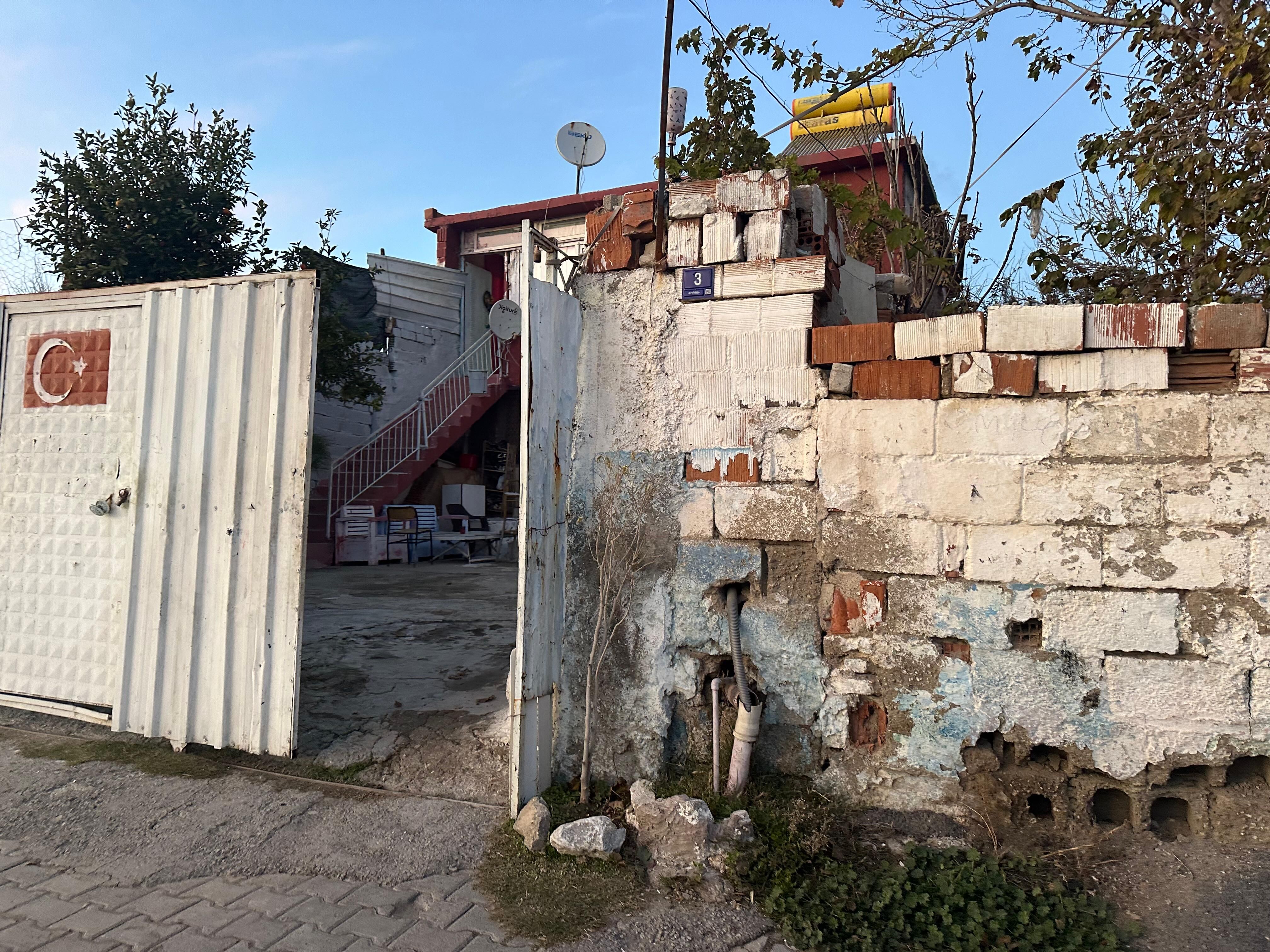 Aydinda Kocagur Muhtari Mahallenin Eksiklerini Anlatti Orhan Akrancidan Milletvekillerine Carpici Cagri Bu Evlerde Cocuklar Hasta Oluyor 623028 712E6C15A284C672669D23873Fd40164