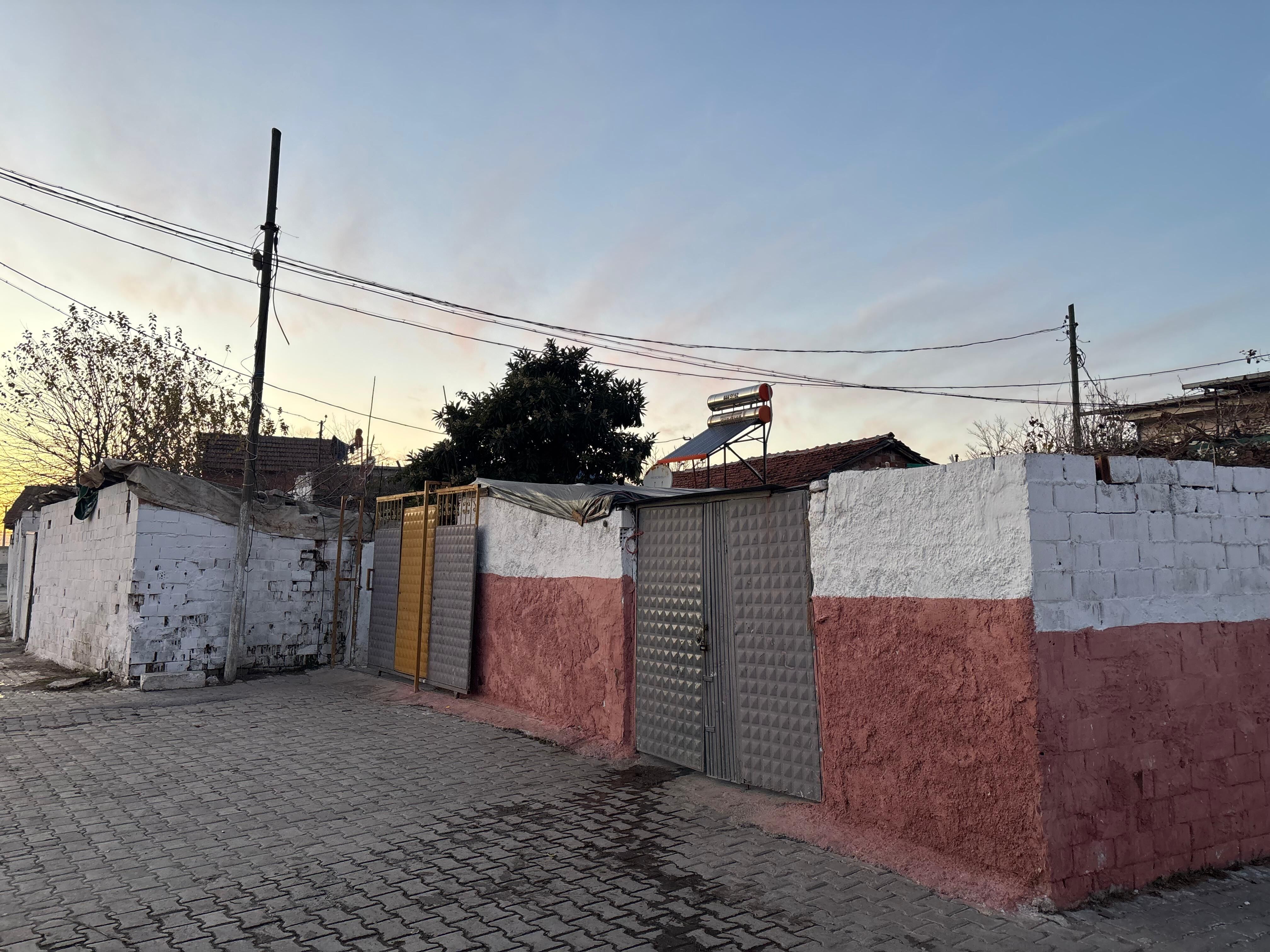 Aydinda Kocagur Muhtari Mahallenin Eksiklerini Anlatti Orhan Akrancidan Milletvekillerine Carpici Cagri Bu Evlerde Cocuklar Hasta Oluyor 623028 8301Bcd17040494089B08B9A446E443E