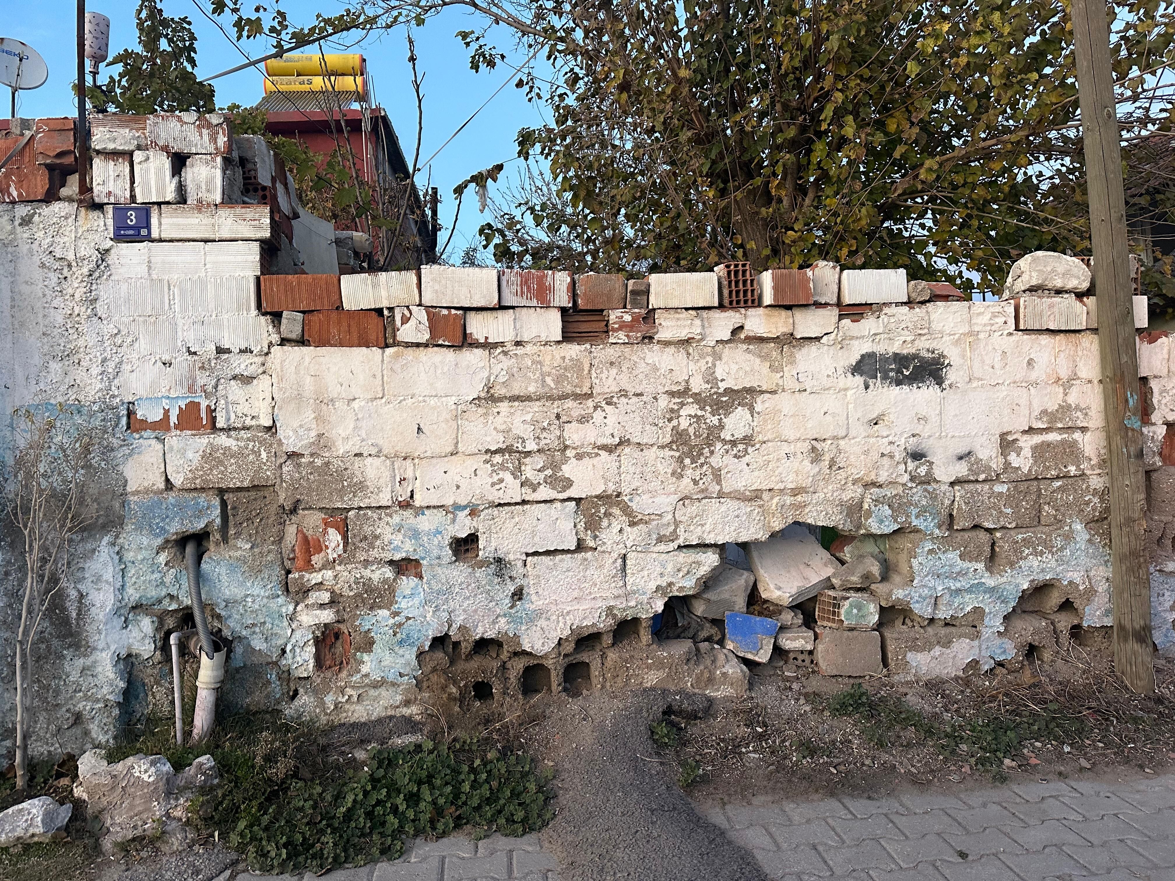 Aydinda Kocagur Muhtari Mahallenin Eksiklerini Anlatti Orhan Akrancidan Milletvekillerine Carpici Cagri Bu Evlerde Cocuklar Hasta Oluyor 623028 Ff93E5723Fc47Dafc8Ca38E510084Aea