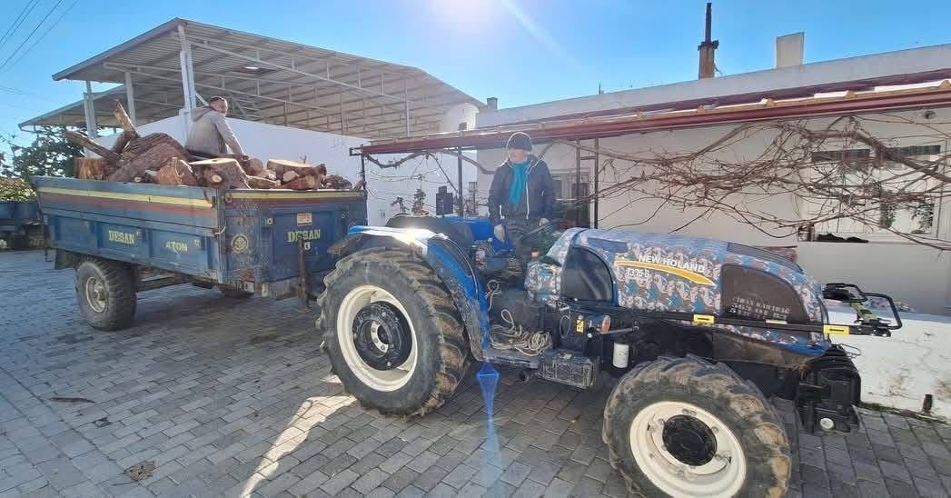 Aydinda Soguk Kis Gunlerinde Yurekleri Isitan Muhtar Kapi Kapi Odun Dagitti 625777 3Ecafca969D70A36Ec587C88E6Aa06C2